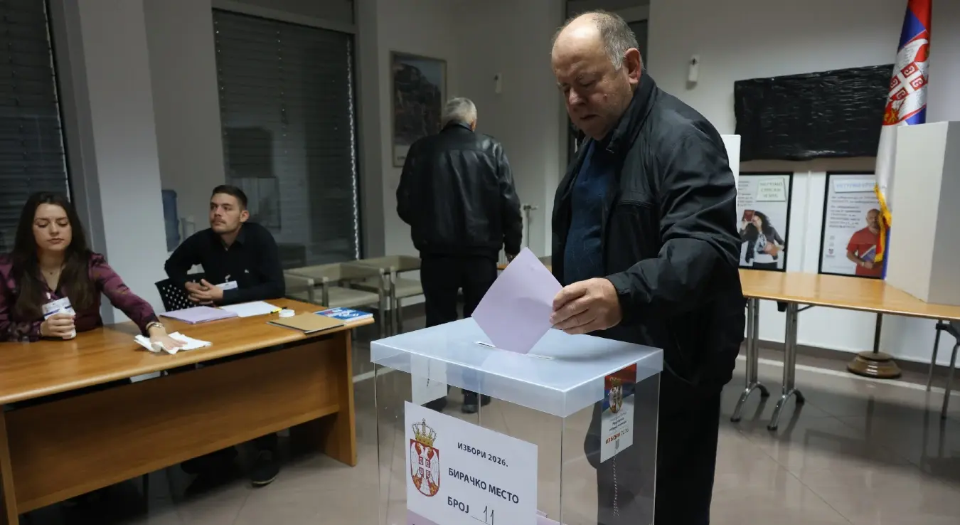 У Бањалуци су у 7 часова отворена сва три бирачка мјеста за ванредне парламентарне изборе у Србији, а гласање траје до 20 часова.