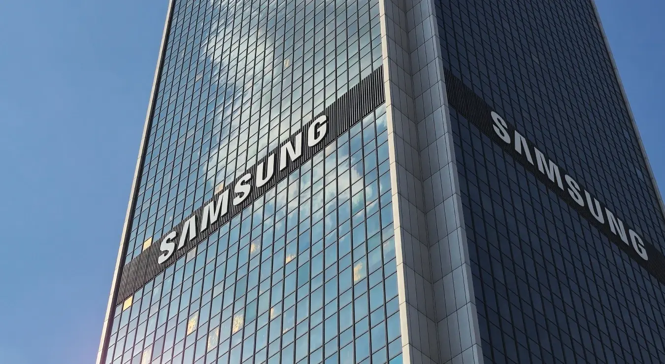 Поглед на Samsung кулу у Варшави, са плавим небом које се одражава на њеним прозорима.