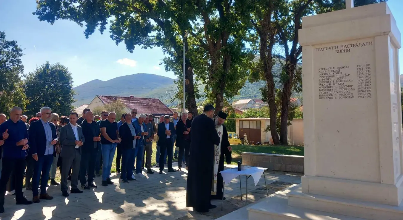 Код споменика у насељу Горица у Требињу данас је служен помен за 51 погинулог, трагично страдалог и умрлог борца из ове мјесне заједнице који су своје животе дали за стварање Републике Српске.