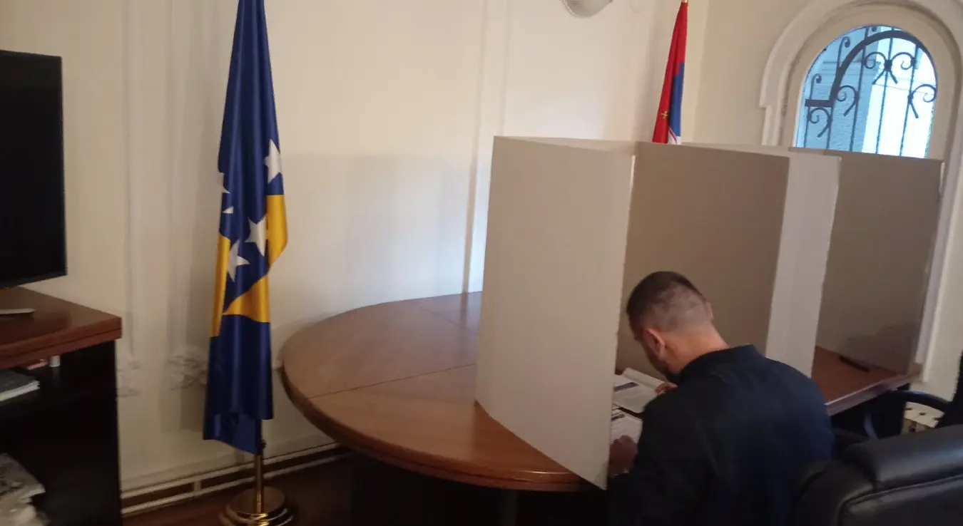 Бирачко мјесто у Амбасади БиХ у Београду отворено ја на вријеме и све тече у складу са процедурама, рекла је Срни министар савјетник у Амбасади и замјеник предсједника Бирачког одбора Селма Стојановић.