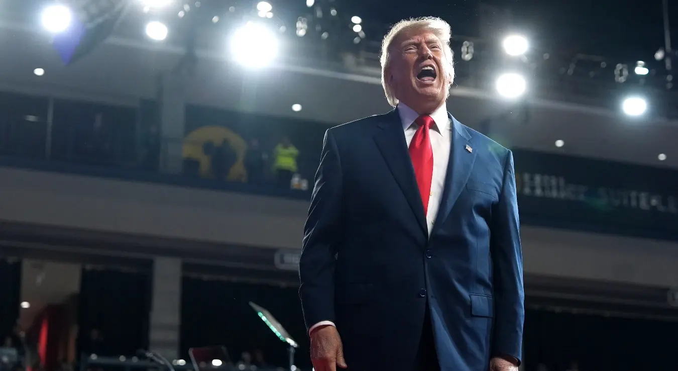 Предсједник Доналд Трамп напушта предизборни скуп у Ф&М Банк Арени, у суботу, 10. октобра 2026. године, у Кларксвилу, Тенеси.
