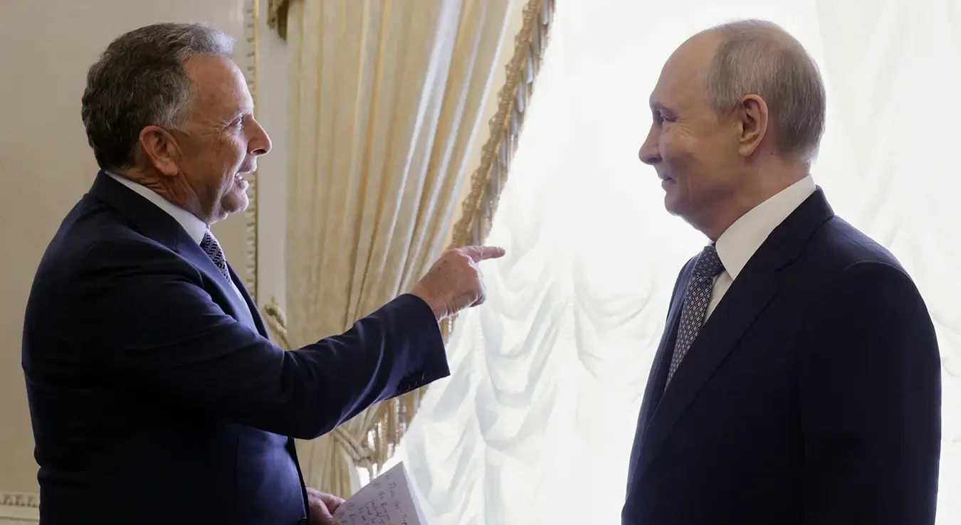 Специјални изасланик предсједника САД Доналда Трампа, Стив Виткоф (лијево), гестикулира током састанка са предсједником Русије Владимиром Путином у Константиновском дворцу у Стрељни, недалеко од Санкт Петербурга у Русији, у сриједу, 21. октобра 2026. године.