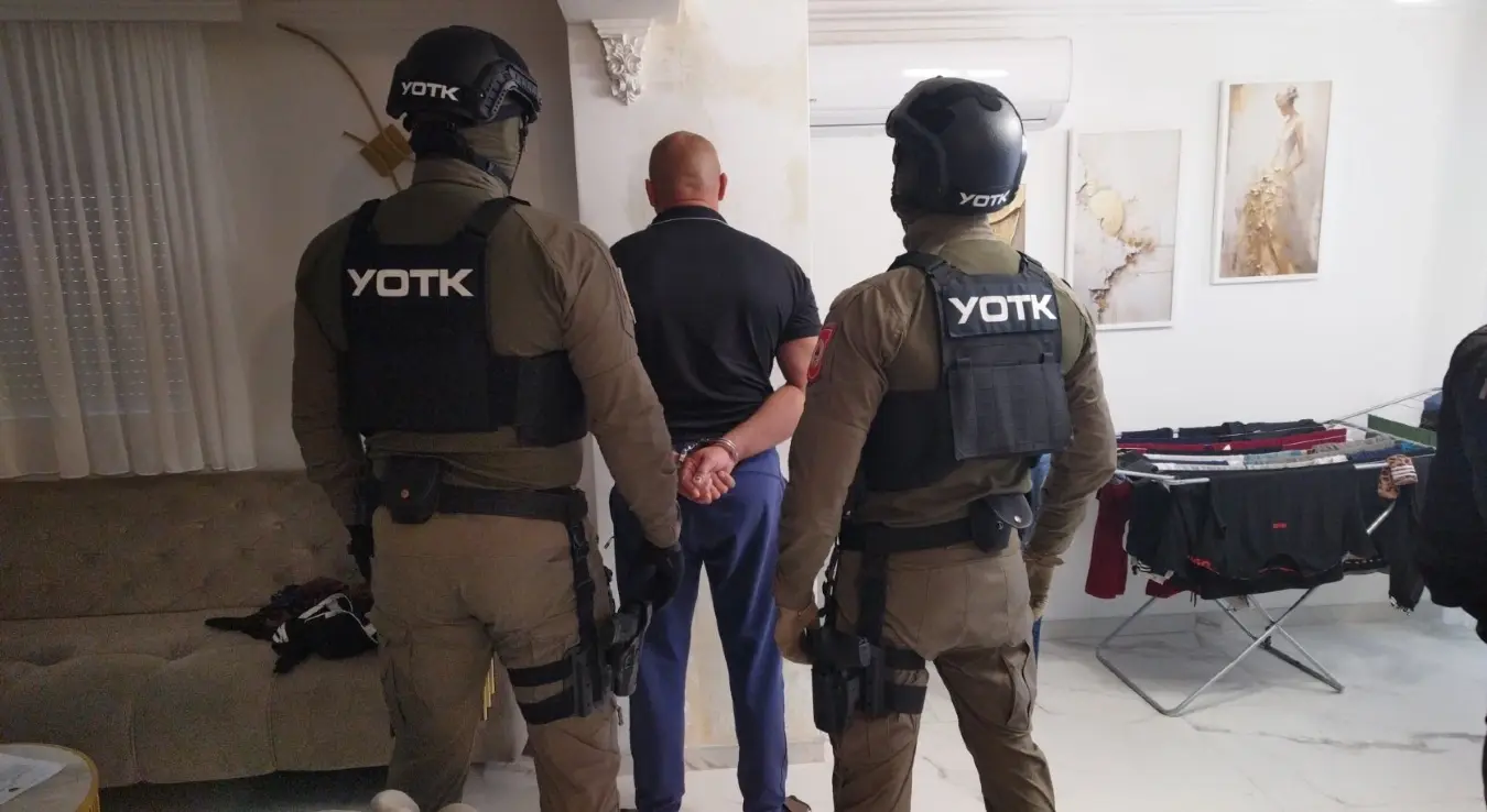 У оперативној акцији кодног назива "Вертиго 2" ухапшене су четири особе – М.П., А.К., Ж.К. и Д.Ч. због постојања основа сумње да су извршили кривична дјела "Кријумчарење лица" и "Организовање групе или удружења за извршење кривичног дјела кријумчарење миграната" КЗ БиХ.