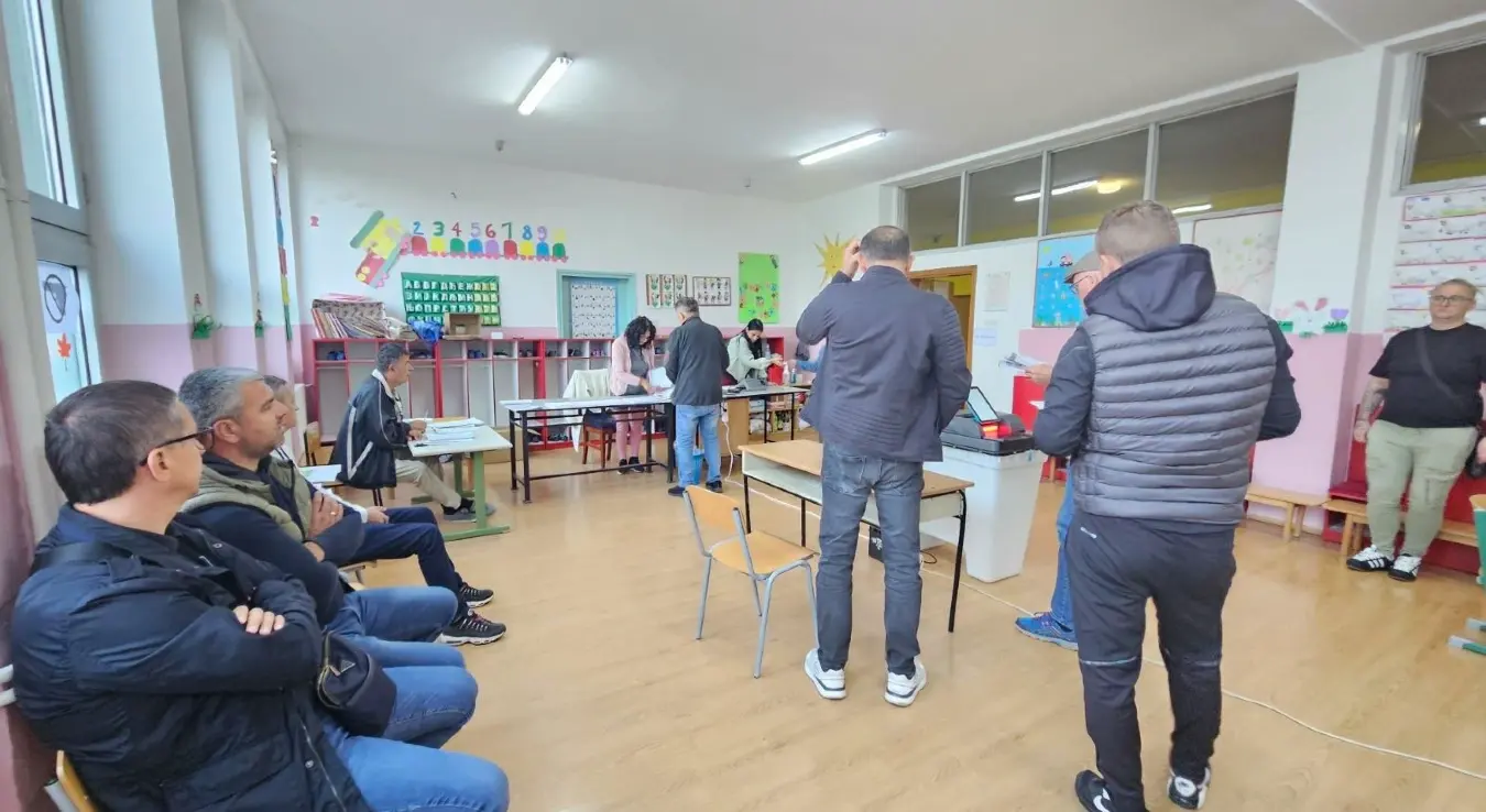 У Приједору је више од 84 хиљаде гласача уписано у централни бирачки списак. Гласање се одвија на 106 бирачких мјеста.