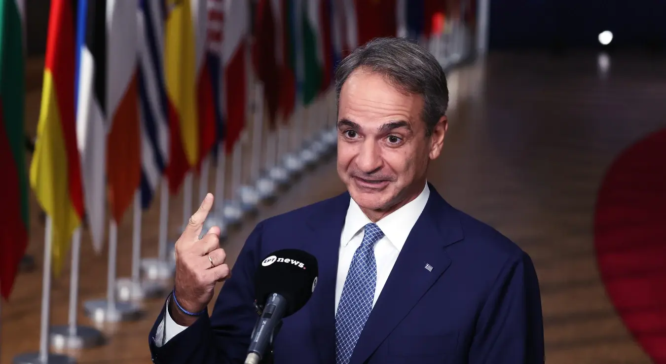 Премијер Грчке Киријакос Мицотакис разговара са представницима медија на крају самита ЕУ у Бриселу, у петак, 16. октобра 2026. године.