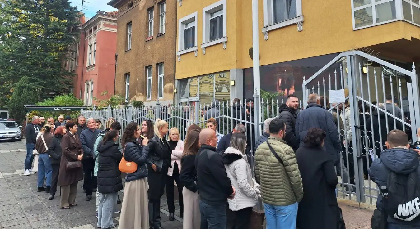 У Амбасади Републике Србије у Сарајеву на бирачком мјесту број 10 пријављено је 1339 гласача, а до 12 часова гласало је 426 бирача.