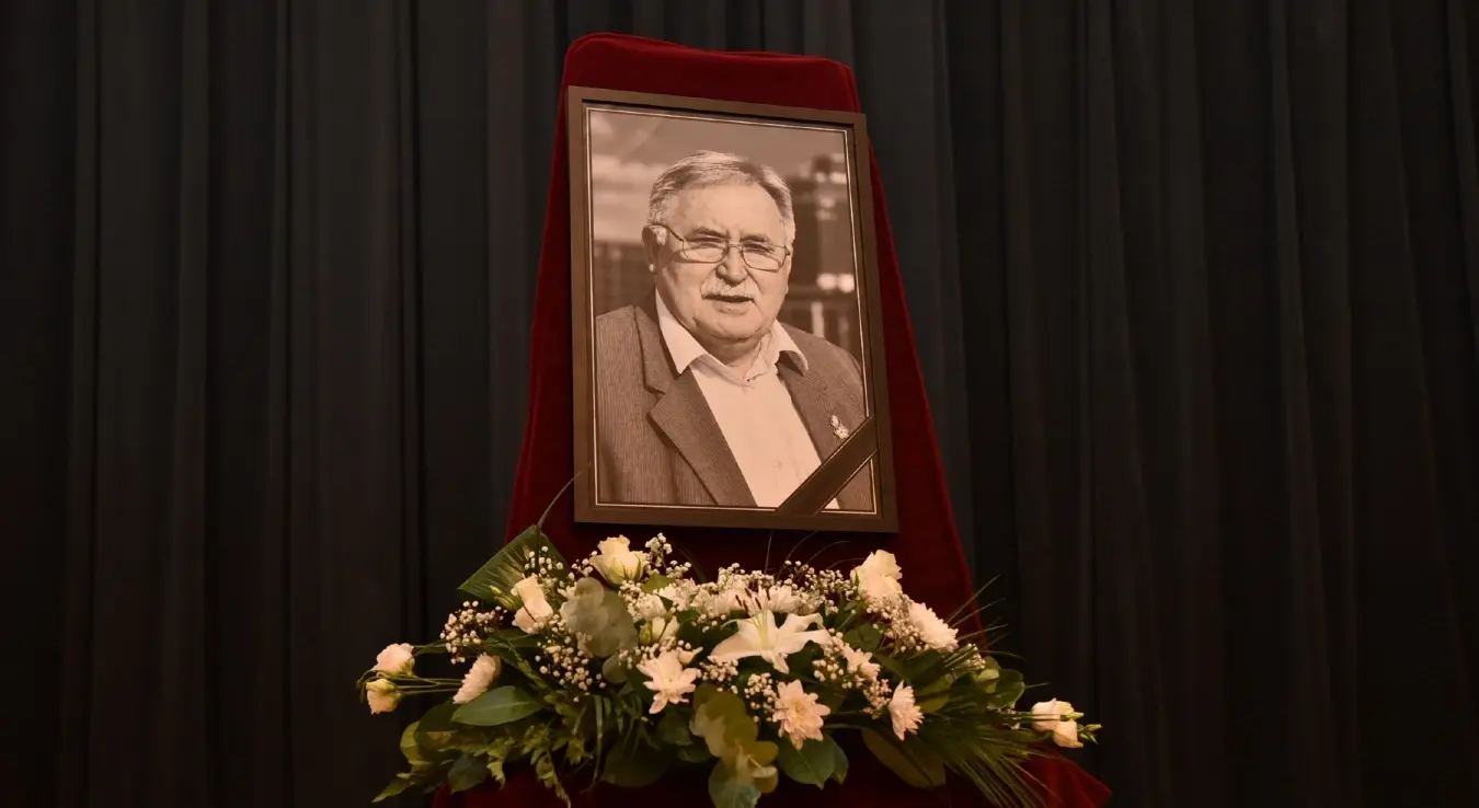 Куштриновић је преминуо 30. септембра у 78. години. Радни вијек провео је у Хидрометеоролошкој служби, а био је и директор Хидрометеоролошког завода Републике Српске.

ADVERTISING

Комеморација познатом бањалучком метеорологу Небојши Куштриновићу одржава се данас у Културном центру Бански двор у Бањалуци.