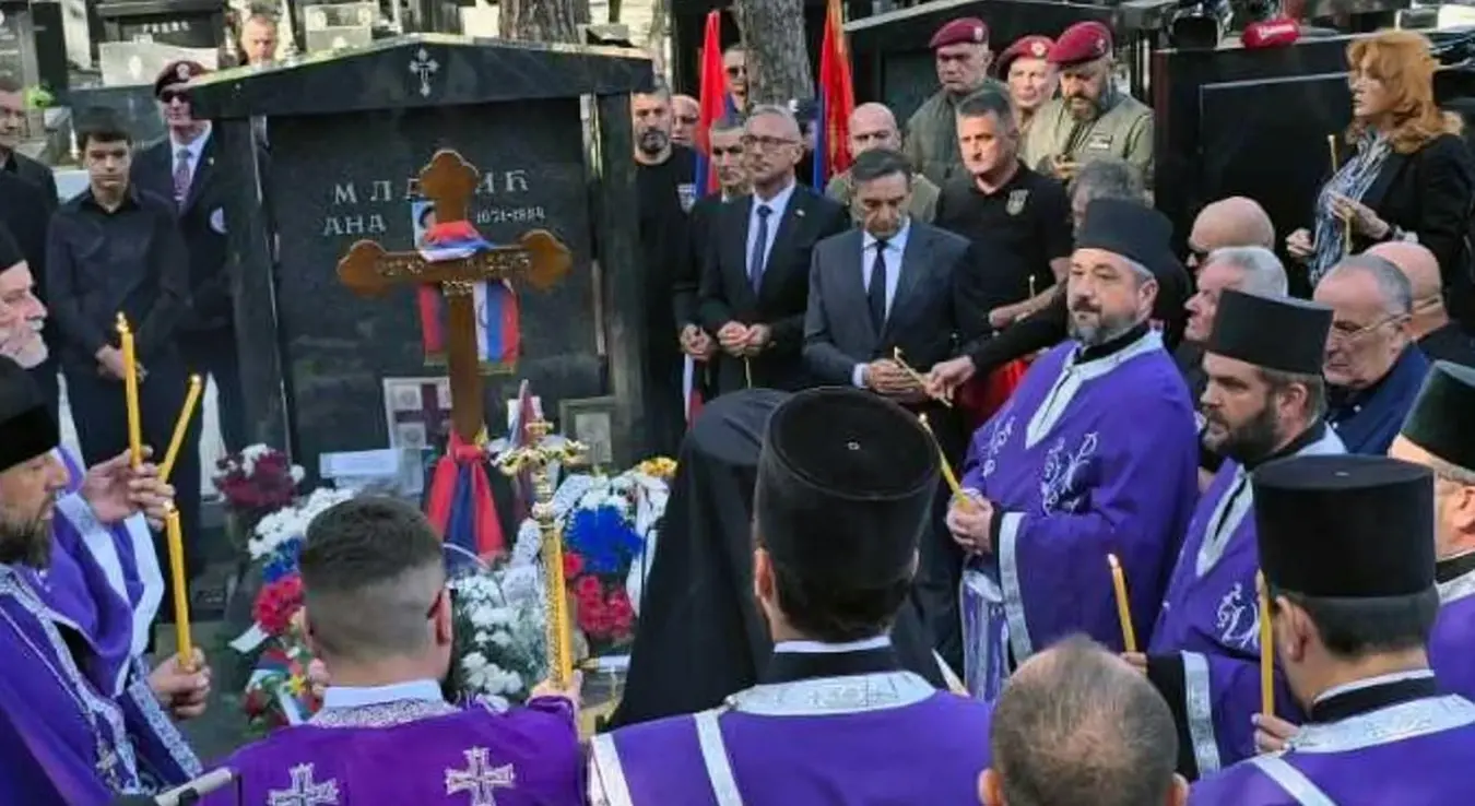 На Топчидерском гробљу у Београду одржан је четрдесетодневни помен генералу Ратку Младићу, којем је присуствовала породица и велики број пријатеља и некадашњих сабораца.