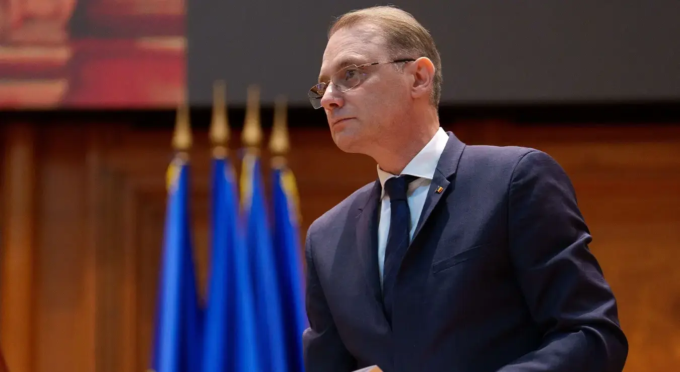 Мандатар за састав румунске владе Лука Никулеску присуствује заједничкој сједници парламента, сазваној ради гласања о повјерењу новом владином тиму, у Букурешту (Румунија), у уторак, 20. октобра 2026. године.
