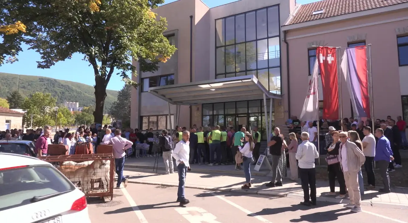Неколико стотина Билећана поново је гласно рекло НЕ соларним панелима поред кућа, имања и изворишта. Окупили су се пред општину а све због плана изградње соларне електране Билећа 1 која би тврде мјештани потпуно угасила живот у неколико села.
