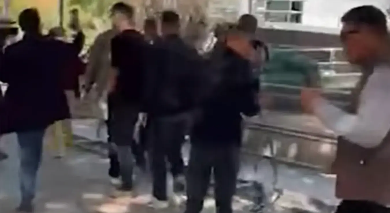 Демонстранти прескочили заштитне ограде и покушали да упадну у скупштину привремених институција у Прштини.