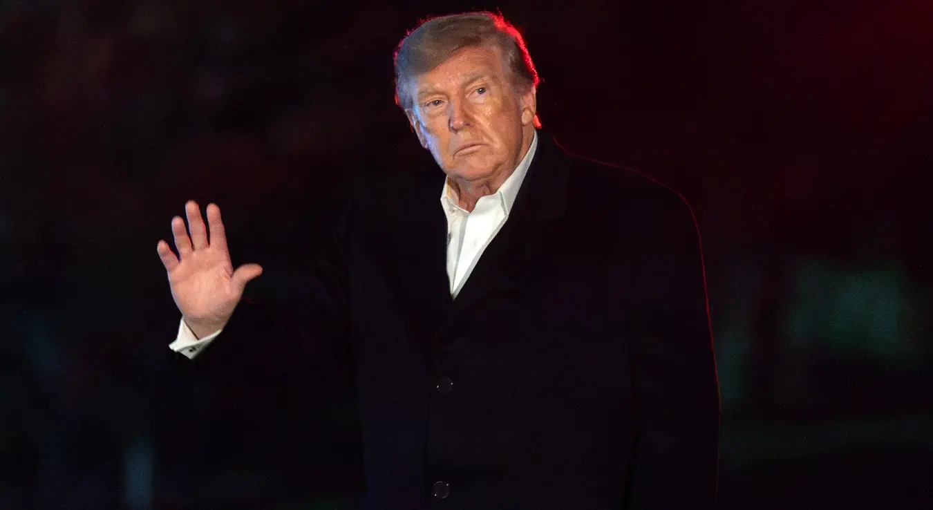 Предсједник Доналд Трамп поздравља присутне новинаре на уласку у Бијелу кућу, 20. октобар 2026. године