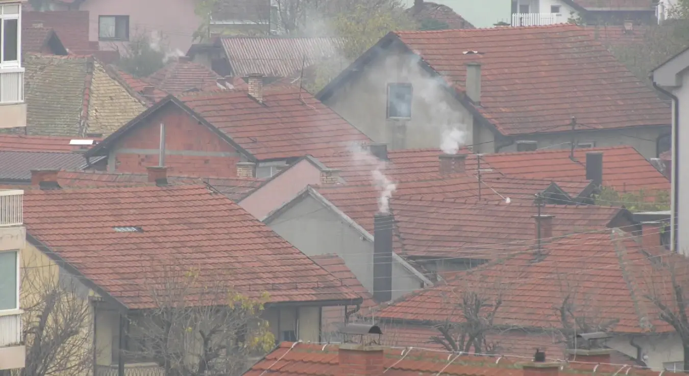 Почетак сезоне гријања поново је донио проблем загађеног ваздуха у Бијељини. Еколози упозоравају на штетне посљедице смога, дим из оџака и издувне гасове, те позивају на проналажење дугорочних рјешења и прелазак на алтернативне изворе енергије.