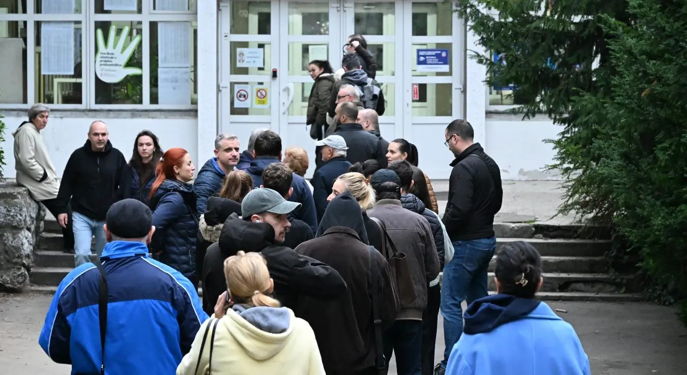 У Србији су у 7.00 сати почели ванредни парламентарни избори, на којима ће грађани бирати 250 посланика новог сазива Скупштине Србије.