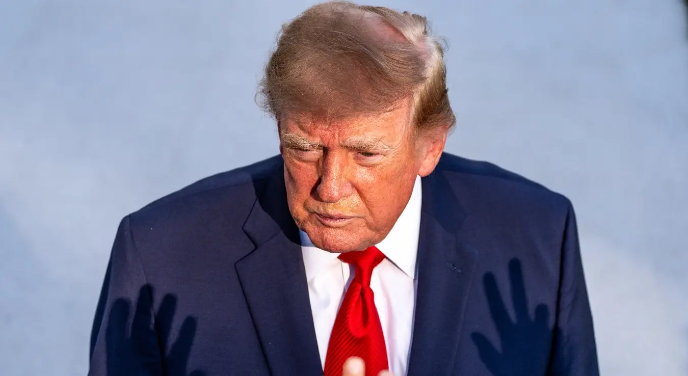 Предсједник Доналд Трамп разговара са новинарима док дижу руке, прије него што је кренуо авионом Марин Ван са Јужног травњака Бијеле куће, у понедјељак, 12. октобра 2026. године, у Вашингтону.