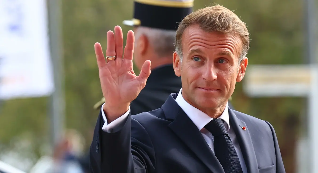 Француски предсједник Емануел Макрон маше представницима медија уочи састанка у оквиру скупа „Корени Европе за мир и јединство” са папом Лавом XIV, у понедељак, 28. септембра 2026. године, у Мецу.