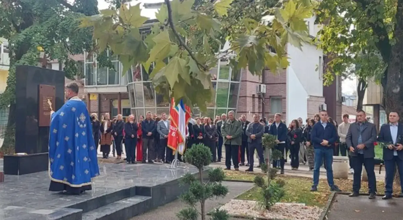Обиљежавању присуствује предсједник Владе Републике Српске Саво Минић. Он је присуствовао парастосу код централног спомен-обиљежја у знак сјећања на погинуле борце у Одбрамбено-отаџбинском рату.