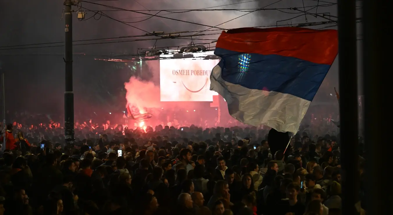 Присталице Студентске листе на улицама Београда, Новог Сада, Ниша и других градова славе побједу на ванредним парламентарним изборима, након што је носилац листе "Александар Вучић-Уједињена Србија" Александар Вучић изјавио да је "Уједињена Србија" изгубила на данашњим ванредним парламентарним изборима и да је победила Студентска листа