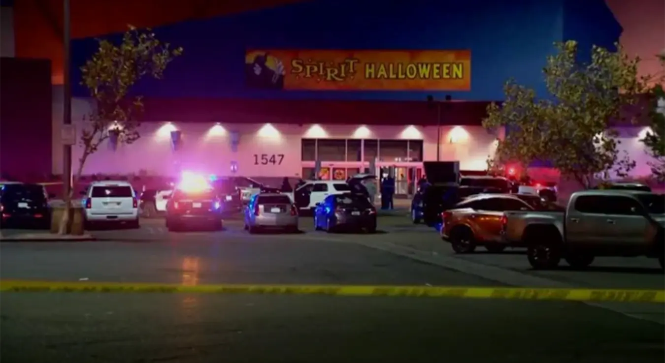 Једна особа је погинула, а шест је повријеђено у пуцњави у продавници „Spirit Halloween“ у тржном центру „Solano Town Center“ у граду Ферфилду, у америчкој савезној држави Калифорнији. Полиција трага за осумњиченим за напад.