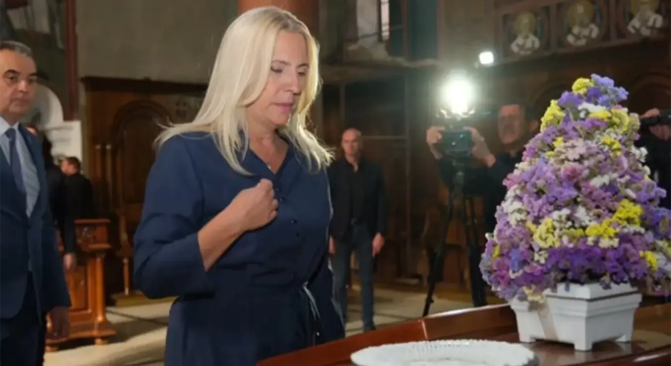 Руководство Републике Српске јутрос је у Цркви Свете Тројице запалило свијеће као благодарност Богу за све и за српски православни народ и Републику Српску.