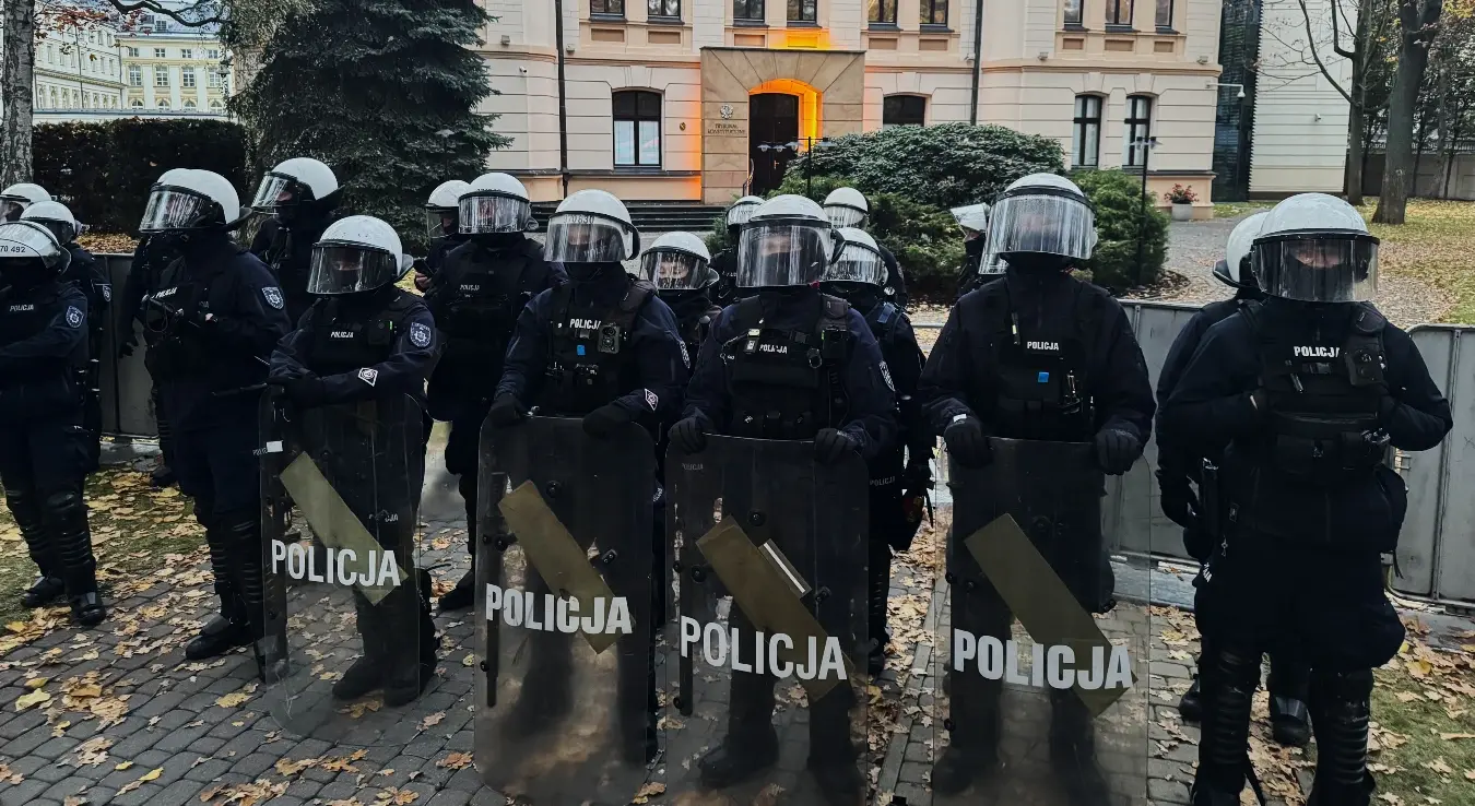 Полицајци чувају улаз у Уставни суд Пољске у Варшави, у Пољској, у суботу, 31. октобра 2026.  Фотографија је снимљена паметним телефоном.