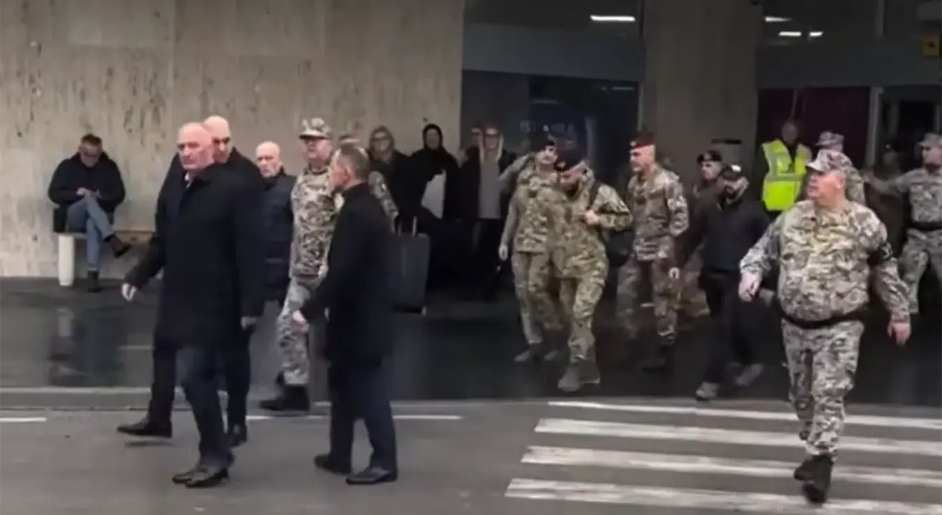Министар одбране Италије Гвидо Крозето слетио је на Аеродром Тузла.