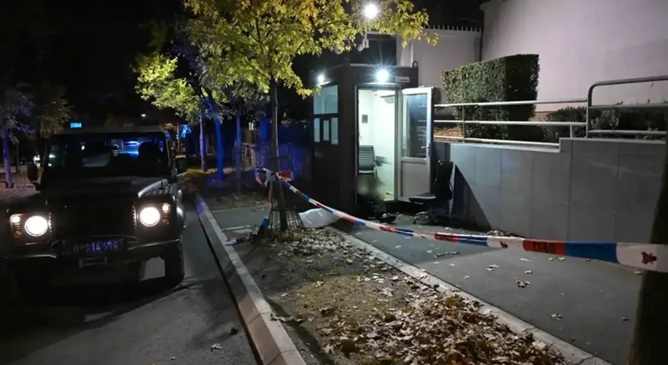 Фотографија настала након терористичког напада испред амбасаде Израела у Београду у којем је страдао нападач.