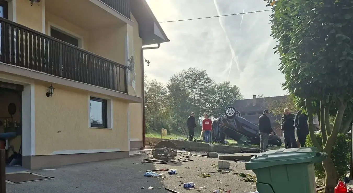 Саобраћајна несрећа у Великој Кладушу, голф ударио у први спрат куће.