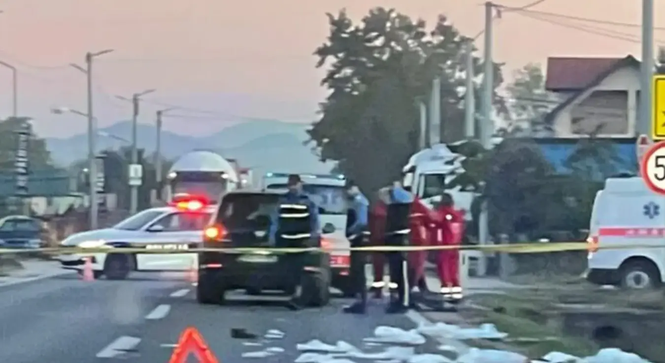 Обустављен саобраћај због тешке саобраћајне несреће код Живиница.