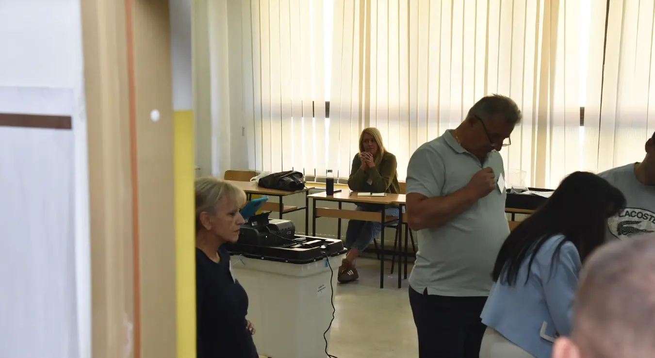 На бирачком мјесту у Основној школи "Милош Црњански" један скенер није у функцији те застој траје од 7.00 часова.

Скенер не ради због софтверске грешке, која и даље није уклоњена ни уз помоћ техничара. 

Затражена је замјена скенера.

На поменутом бирачком мјесту данас своју дужност би требао обавити градоначелник Бањалуке, Драшко Станивуковић.
 наслов