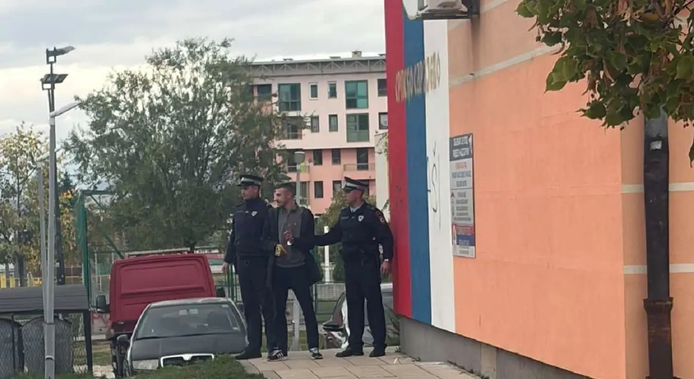 Осумњичени за скрнављење тробојке доведен на лице мјеста