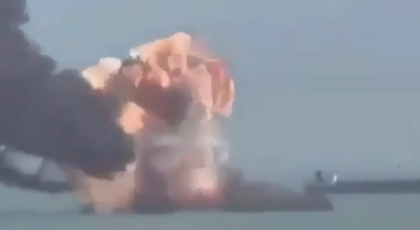 Два танкера запаљена су и заустављена јужно од Ормуског мореуза након што су наишла на иранске мине, саопштила је морнарица Револуционарне гарде Ирана.