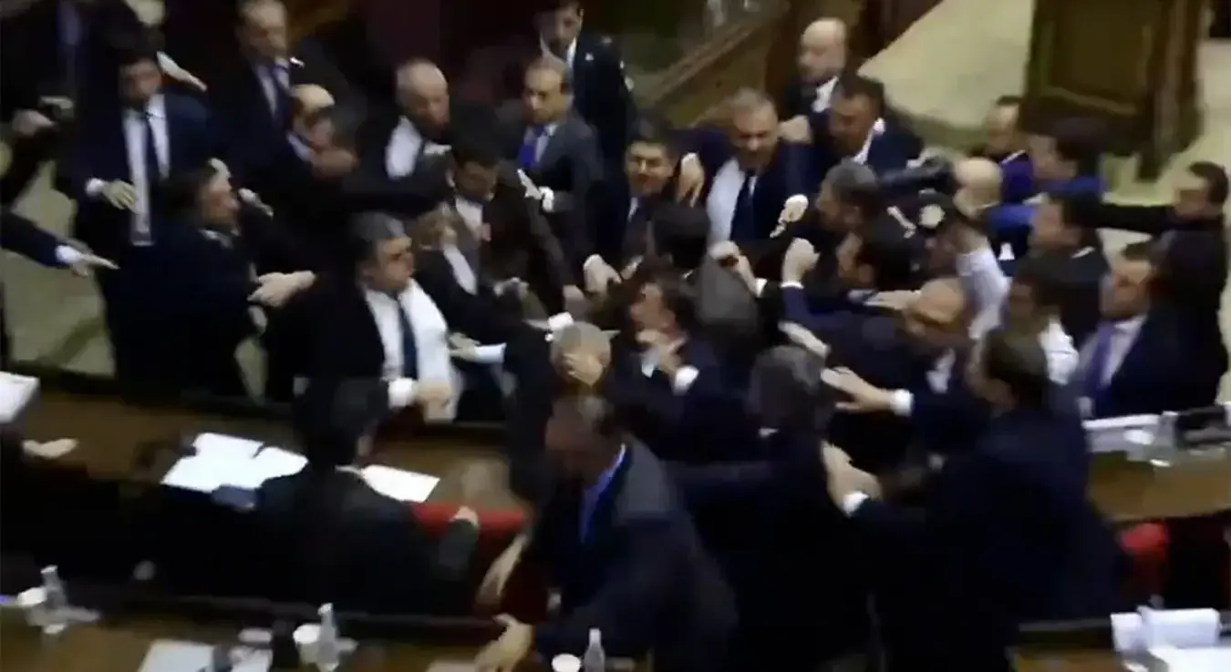 Демолиран јерменски парламент: Посланици се брутално потукли, летjеле и столице