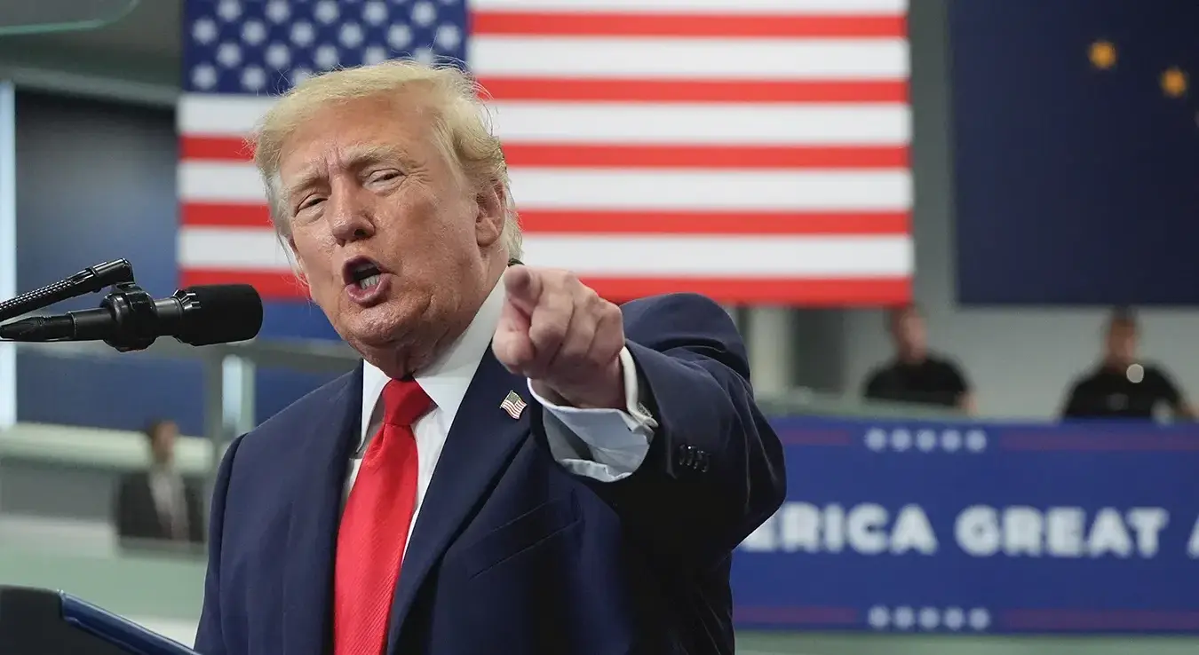 Предсједник Доналд Трамп говори на предизборном скупу у Спортском центру „Кертис Д. Менард” у Васили, на Аљасци, у уторак, 13. октобра 2026. године.