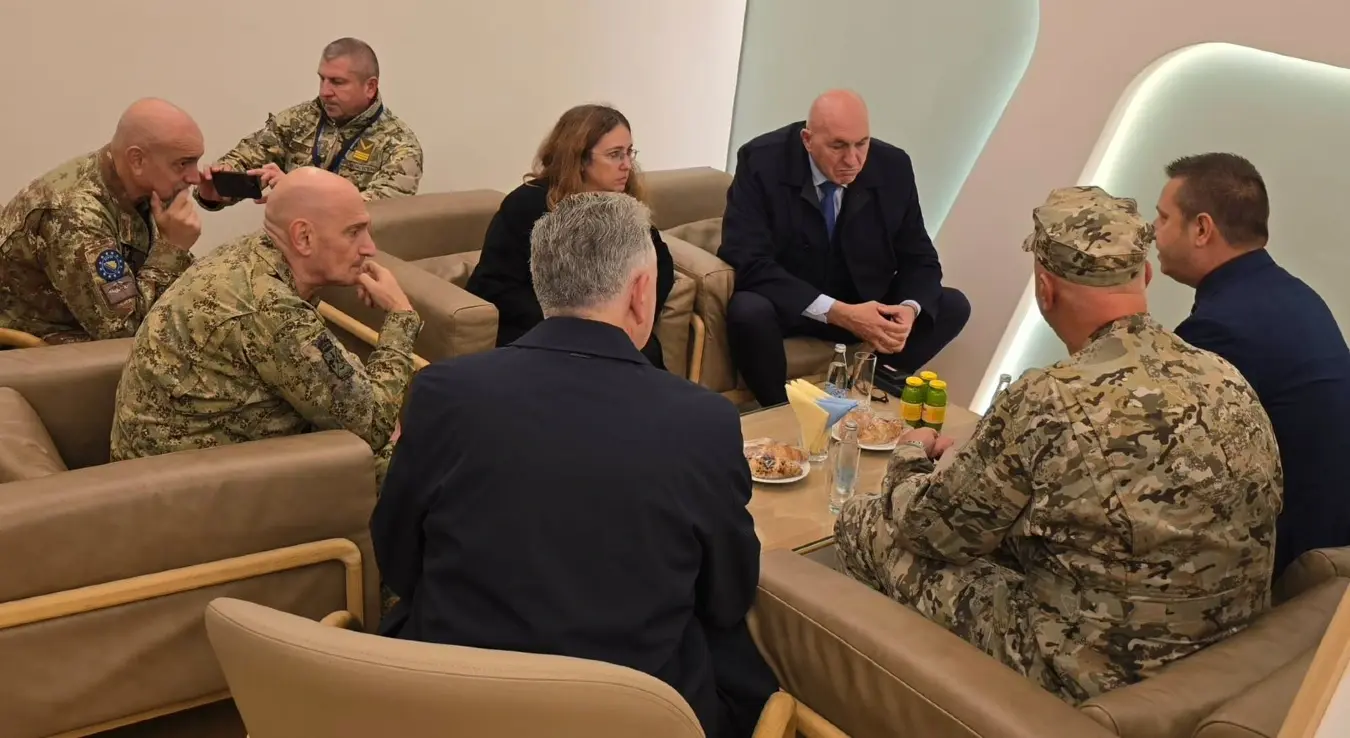 Замјеник министра одбране у Савјету министара Александар Гогановић разговарао је данас у Сарајеву са министром одбране Италије Гвидом Крозетом, којем је изразио најдубље саучешће поводом трагичне погибије италијанских припадника ЕУФОР-а у хеликоптерској несрећи.