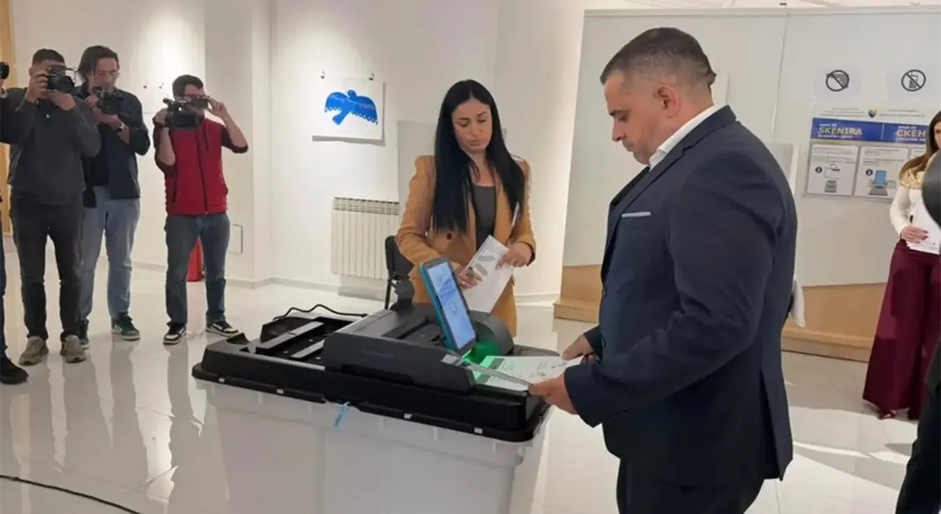 Градоначелник Лакташа Мирослав Бојић обавио је своју грађанску дужност на бирачком мјесту у Дому културе у Лакташима.