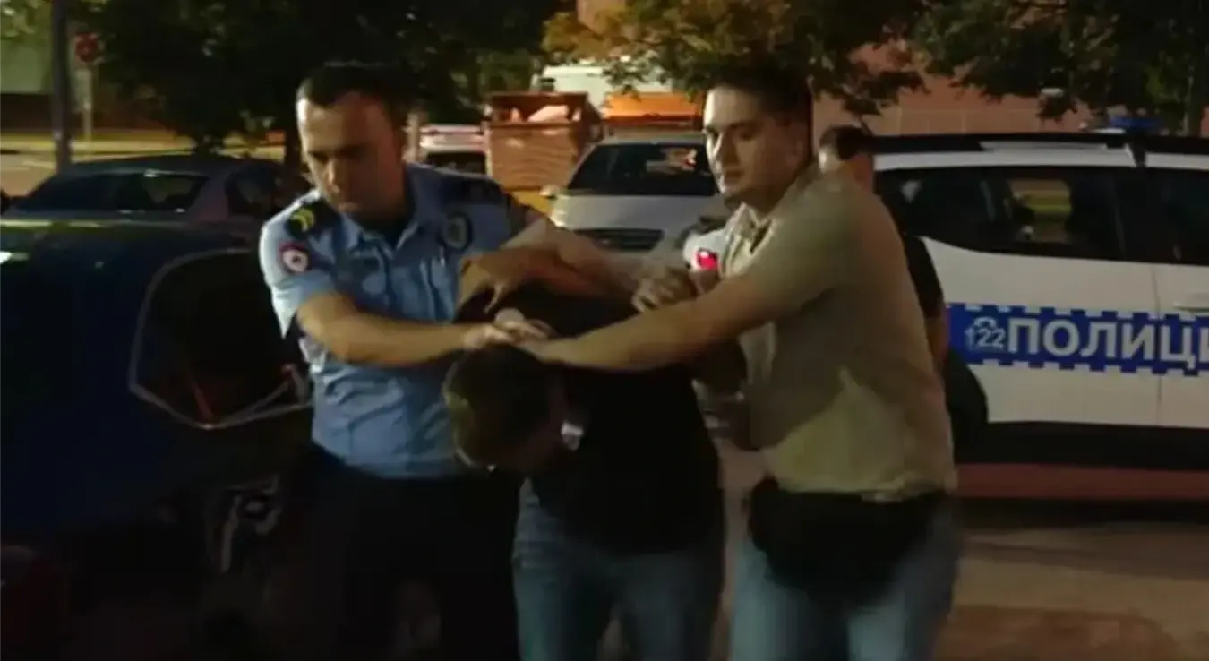 Држављанин Србије Марко Анђелковић (44) из Врања оптужен је да је у договору са двије особе из Сарајева за 1500 евра бацио бомбу на кућу М.Б. у Котор Варошу