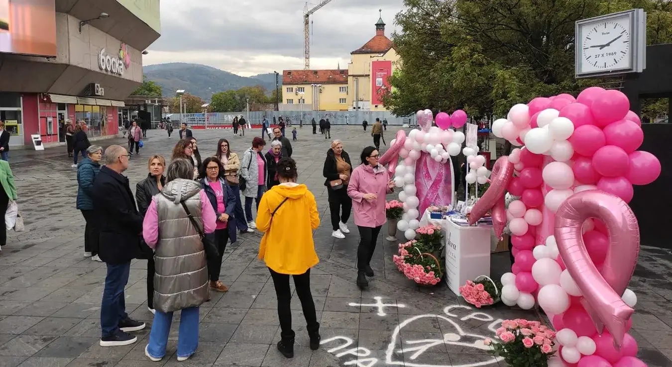 Представнице бањалучког Савеза жена "Искра" данас су обиљежиле Међународни дан борбе против рака дојке, подијеливши са грађанима корисне информације о важности подизања свијести, превенције и редовних прегледа.