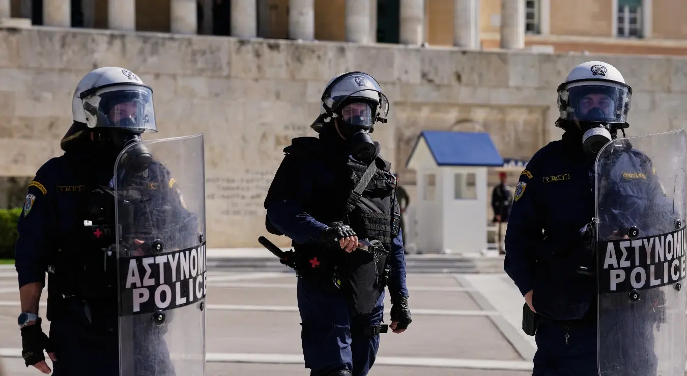 Грчки полицајци стоје испред парламента током протеста који су организовали наставници и ученици, захтијевајући побољшање образовања и мјере за сузбијање све већих трошкова живота у Атини, Грчка, у сриједу, 21. октобра 2026. године.