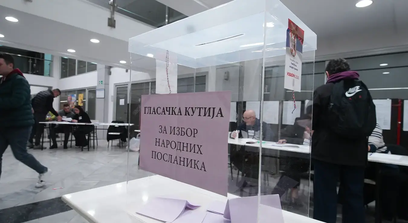 Кутија за гласачке листиће на једном гласачком мјесту у Србији, током ванредних избора 25. октобра 2026.