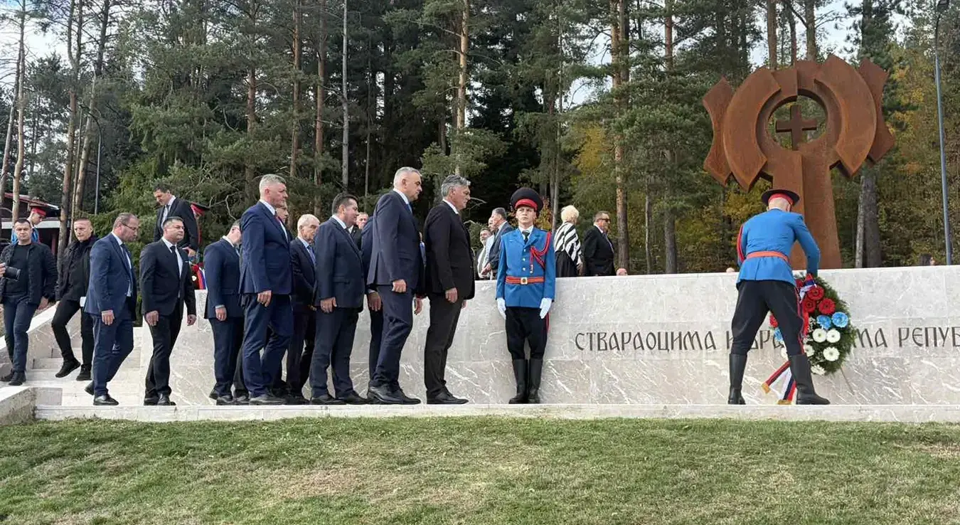 Народна скупштина Републике Српске обиљежава 35 година од оснивања. Тим поводом, у Палама су положени вијенци код Споменика "Саборност" на Тргу стваралаца Републике Српске.