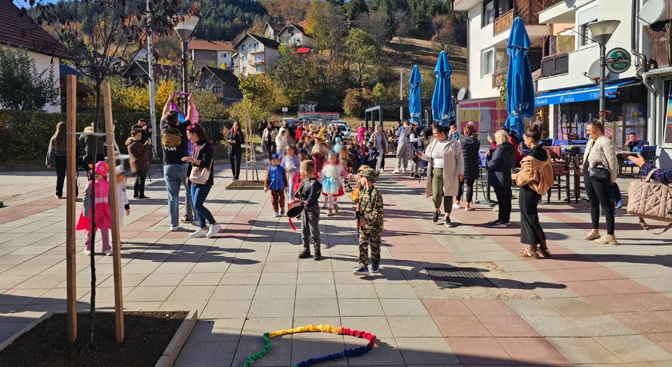 Општина Трново и дјечија играоница "Радост" организовали су данас, поводом Дјечије недјеље, маскембал на Тргу Срђана Кнежевића.