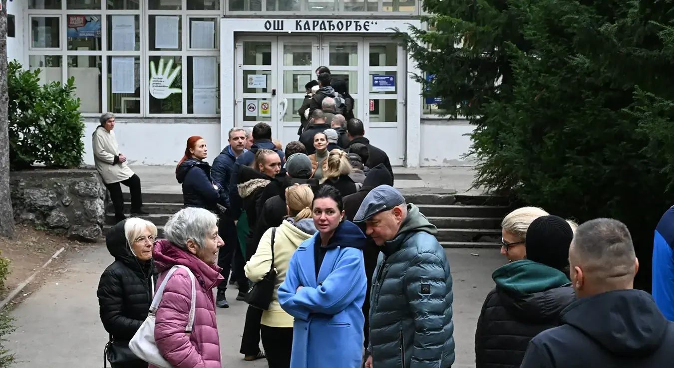 Ред испред једног гласачког мјеста на ванредним изборима у Србији, 25. октобар 2026.