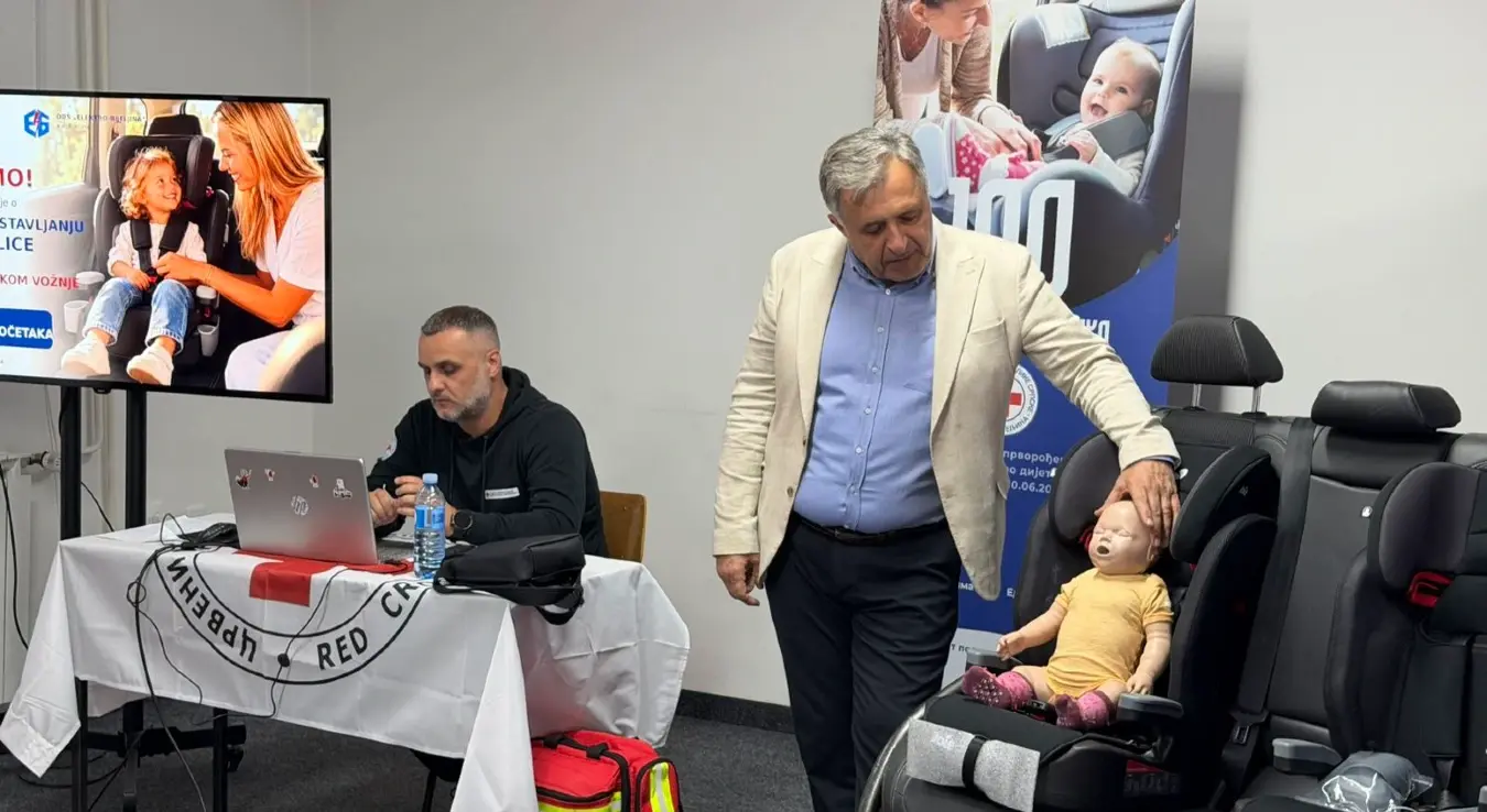 Градска организација Црвеног крста Бијељина подијелила је данас још 25 од 100 предвиђених дјечијих ауто-сједалица и одржала едукацију за родитеље о безбједности најмлађих у саобраћају.