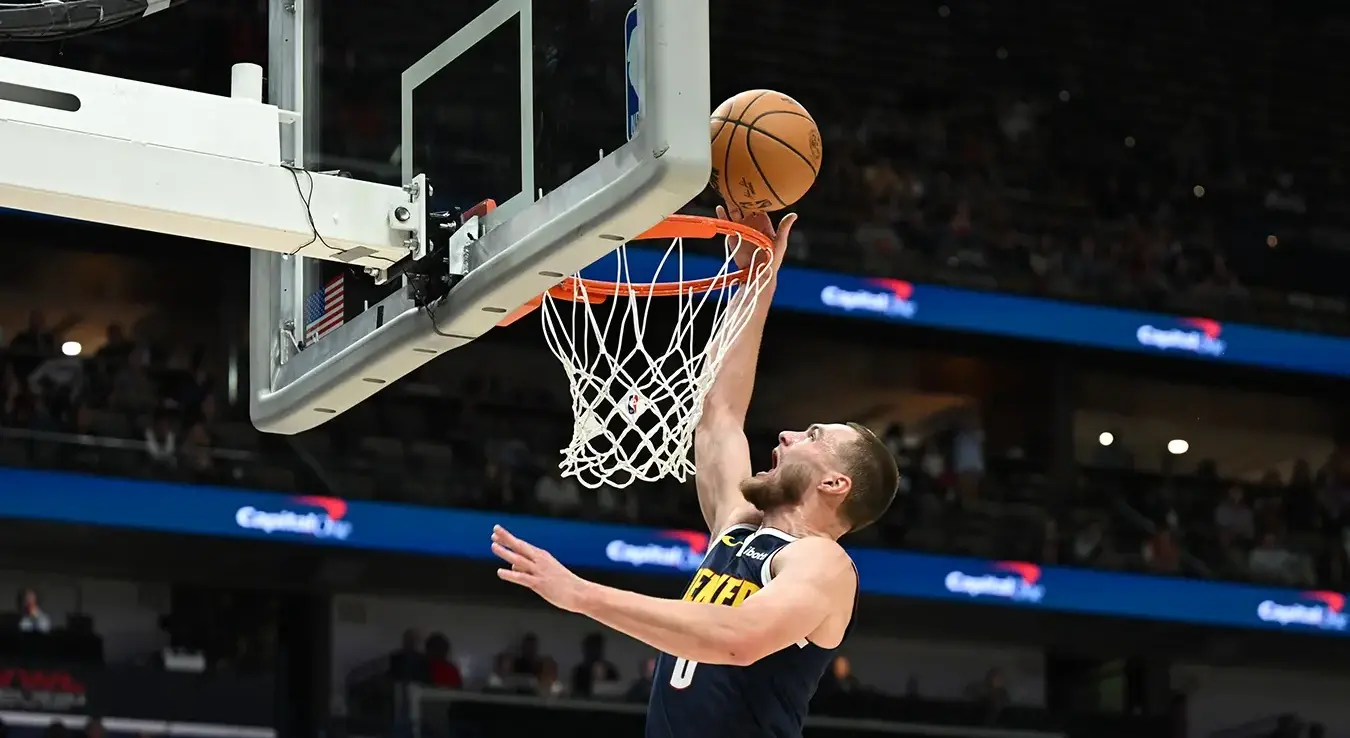 Центар Денвер Нагетса Никола Јокић (15) постиже кош полагањем у првом полувремену утакмице НБА лиге против Њу Орлеанс Пеликанса, одигране у Њу Орлеансу у сриједу, 28. октобра 2026. године.