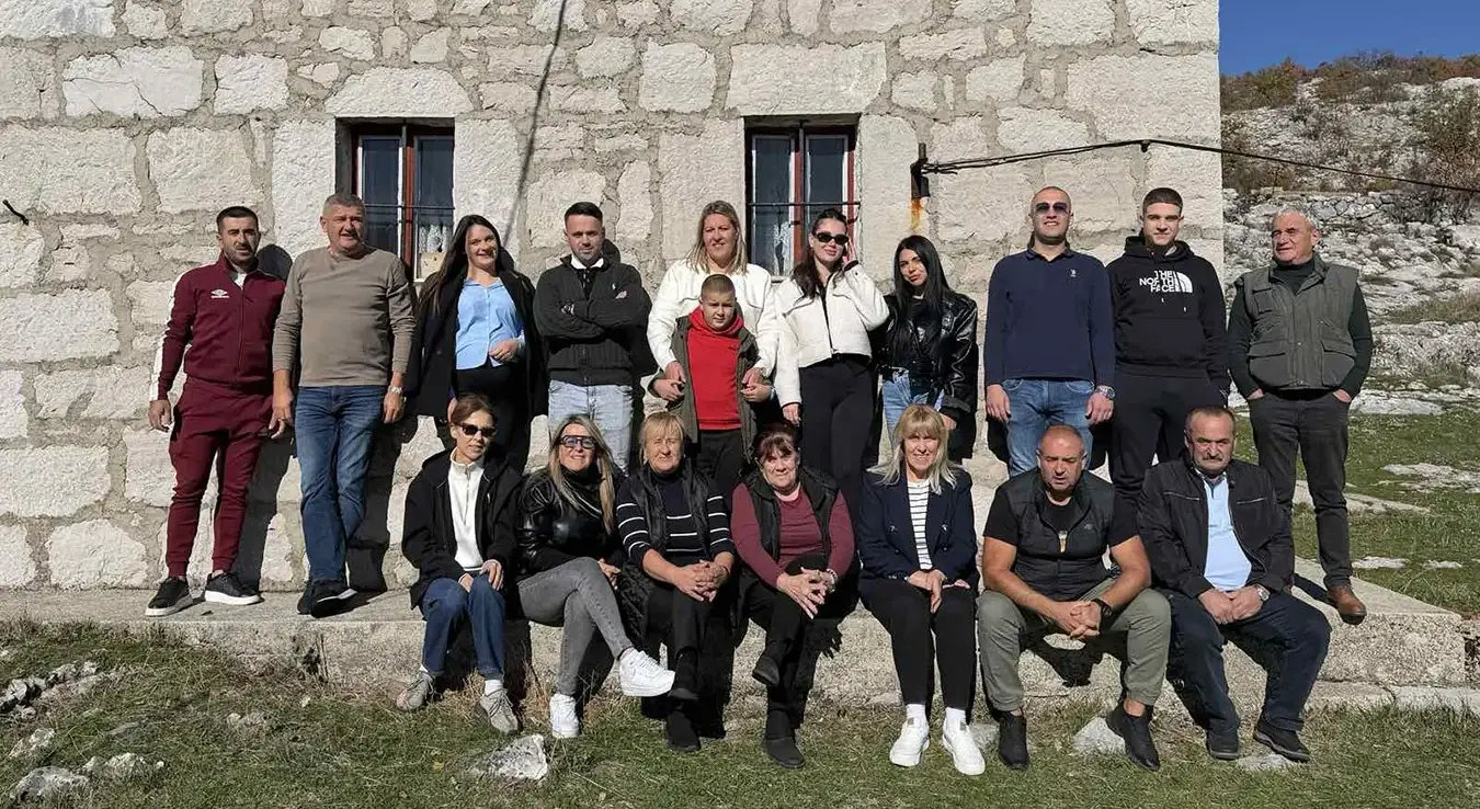 Пет сестара и данас чува породичну славу: Док је славске свијеће, живјеће и успомена на родитеље