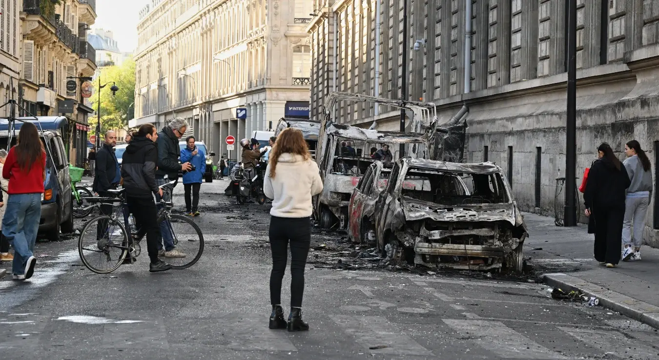 Власти у Француској увеле полицијски час